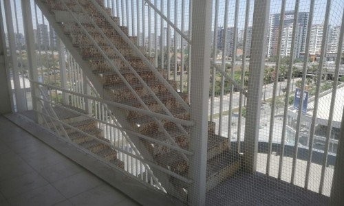 merdiven için kuş  önleme filesi yaptık.